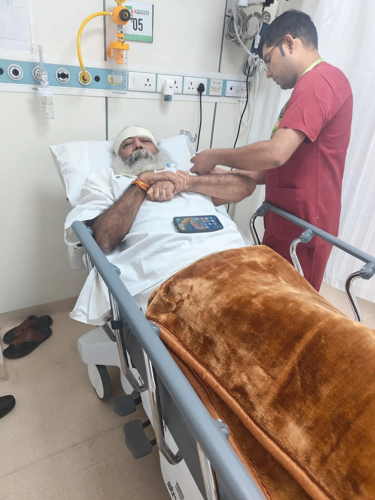 आचार्य प्रमोद कृष्णम के साथ बड़ा हादसा: आवास पर पैर फिसलने से सिर में आई गंभीर चोट, यशोदा अस्पताल में हुई सर्जरी