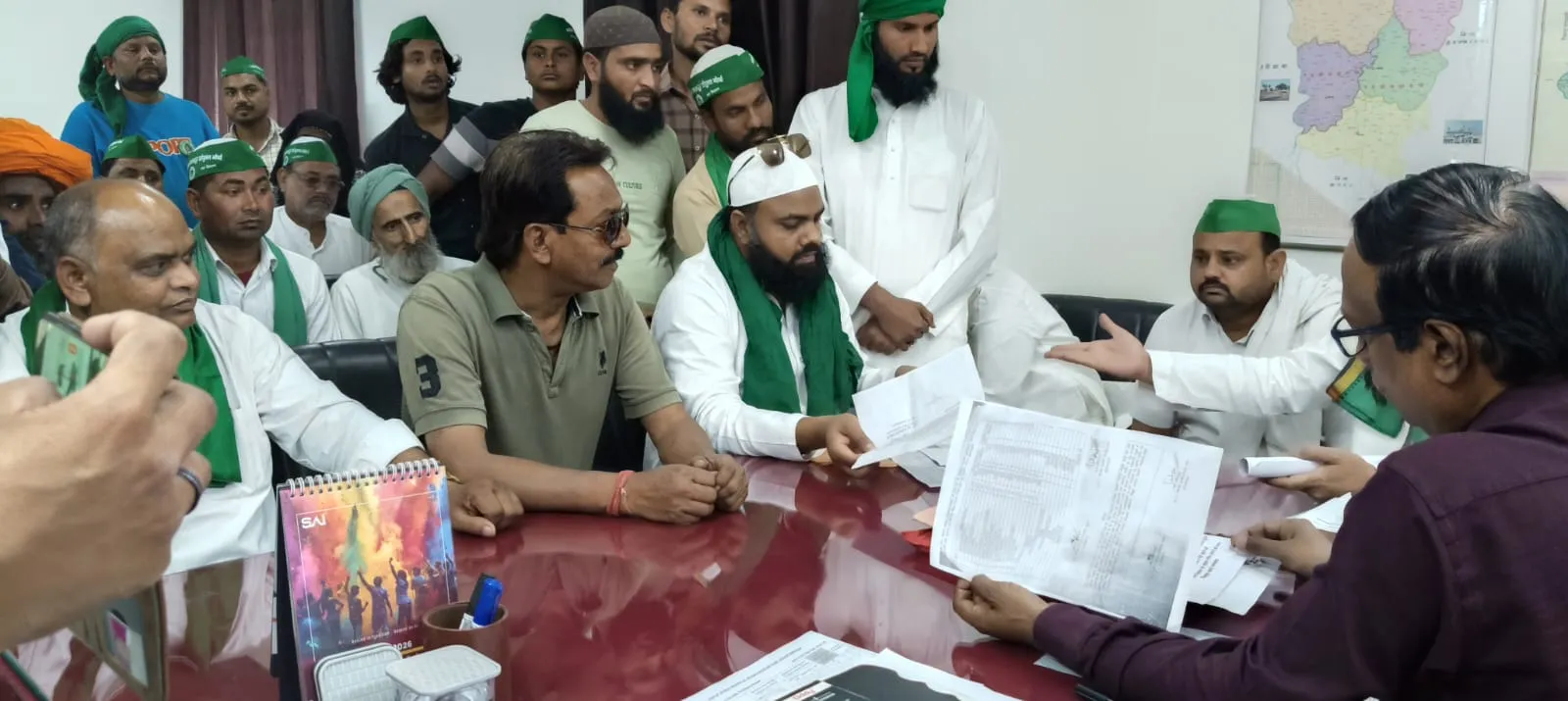 कुकड़ा में बिजली 'खेल' पर संग्राम: पैसे लेकर दिए कनेक्शन और फिर उखाड़ ले गए मीटर, हाईवे पर किसानों का हल्लाबोल