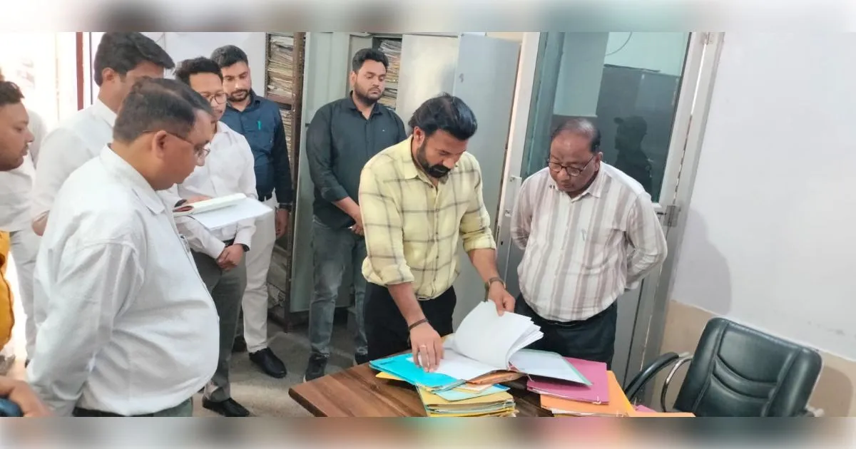 शामली में जिलाधिकारी ने किया नगर पालिका का औचक निरीक्षण, विकास कार्यों की फाइलें खंगाली 