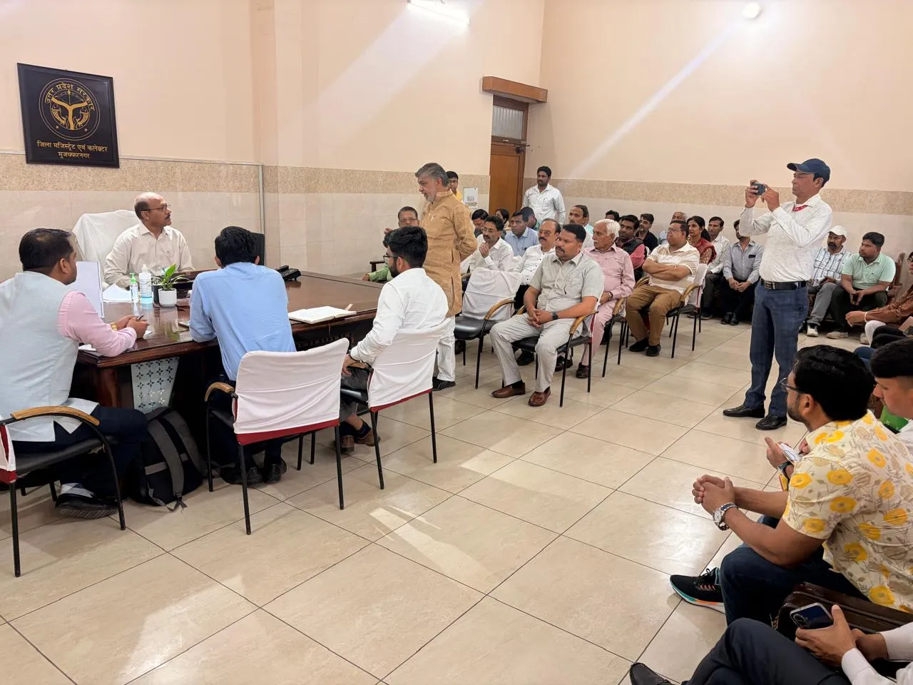 मुजफ्फरनगर: गैस किल्लत की खबरों पर डीएम का कड़ा रुख; व्यावसायिक सिलेंडर के लिए बनी 'प्रायोरिटी लिस्ट', पैनिक न होने की अपील