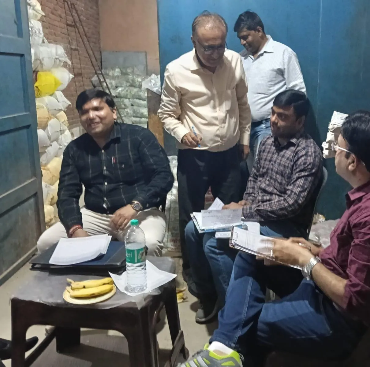 गाजियाबाद: नवरात्रि में मिलावटखोरों पर खाद्य विभाग का बड़ा प्रहार; कुट्टू का आटा और सेंधा नमक समेत भारी मात्रा में खाद्य सामग्री जब्त