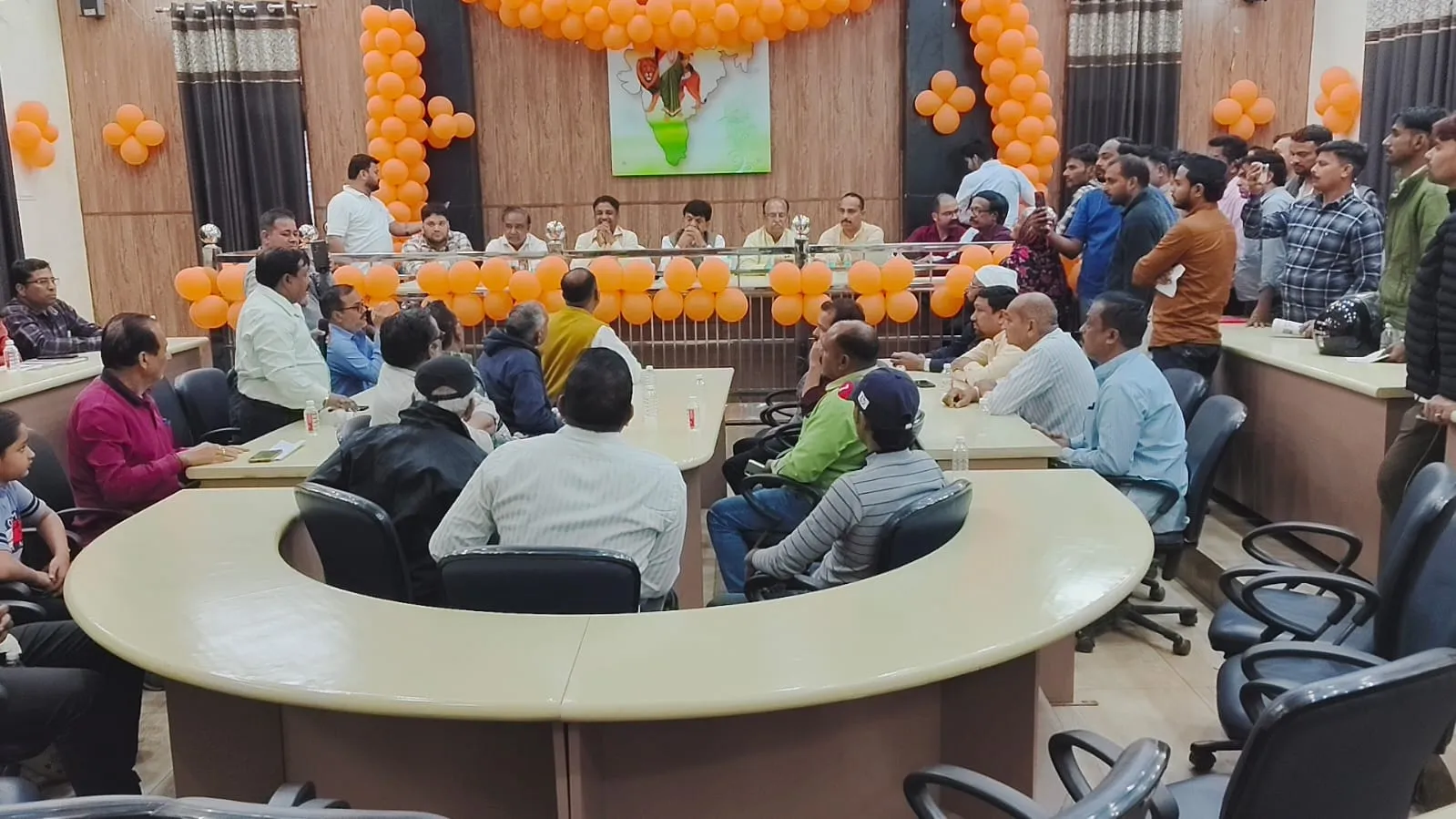 मुजफ्फरनगर में स्मार्ट मीटर की समस्याओं पर भड़के उपभोक्ता, मंत्री कपिल देव अग्रवाल ने चौपाल लगाकर मौके पर किया निस्तारण