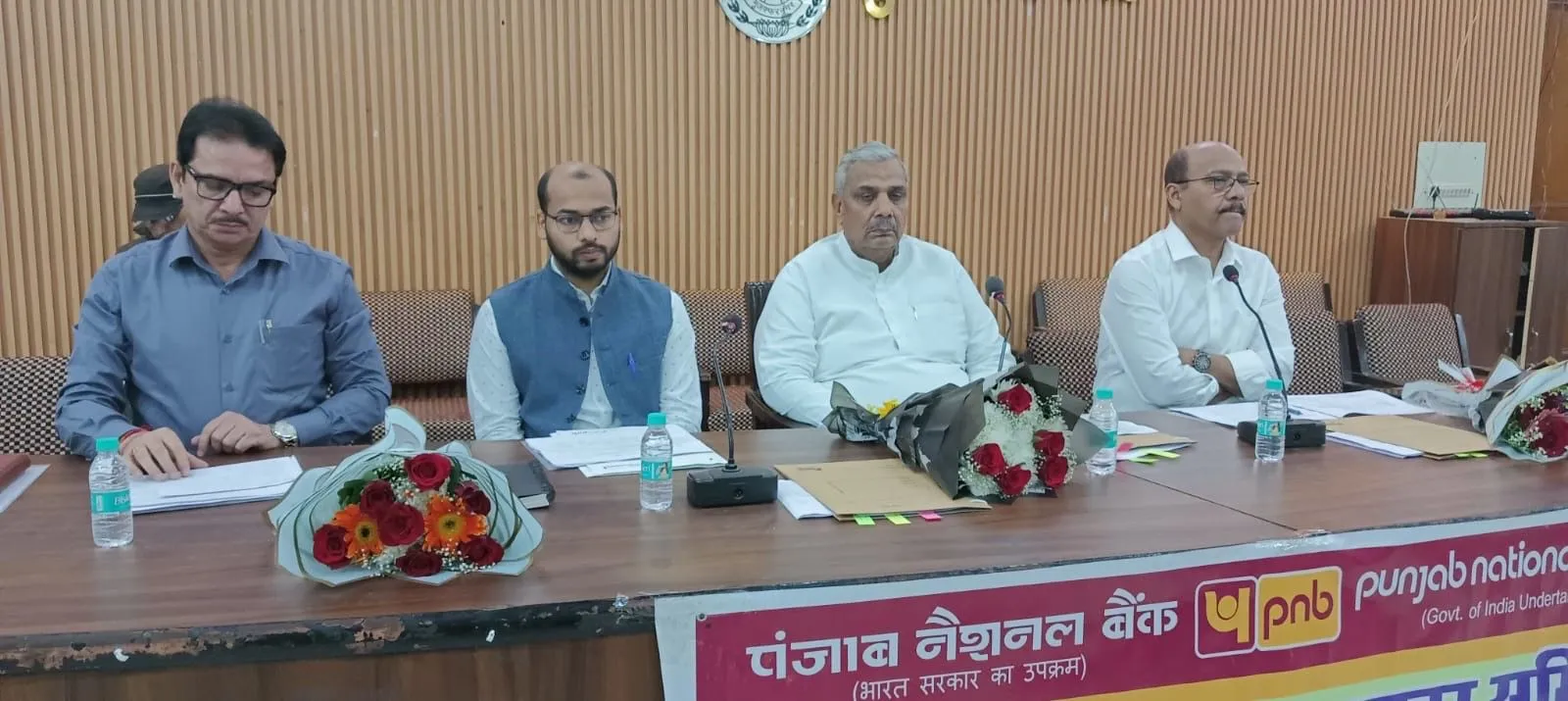 मुजफ्फरनगर में बैंकों की ढिलाई पर बिफरे एमपी और डीएम, योजनाओं में सुस्ती पर जताई नाराजगी