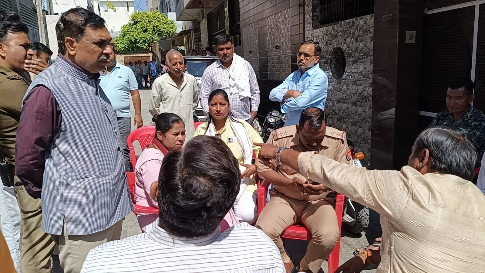 मुजफ्फरनगर: साकेत कॉलोनी में हाईवोल्टेज ड्रामा; ससुराल की दहलीज पर धरने पर बैठी विवाहिता, पति को सता रहा 'ड्रम कांड' का डर