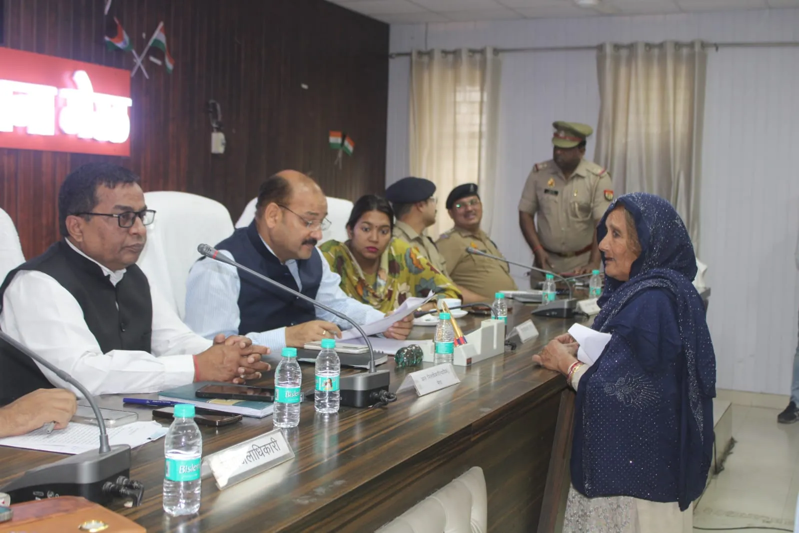 मेरठ: जिलाधिकारी की अध्यक्षता में संपन्न हुआ संपूर्ण समाधान दिवस; प्राप्त हुई 41 शिकायतें