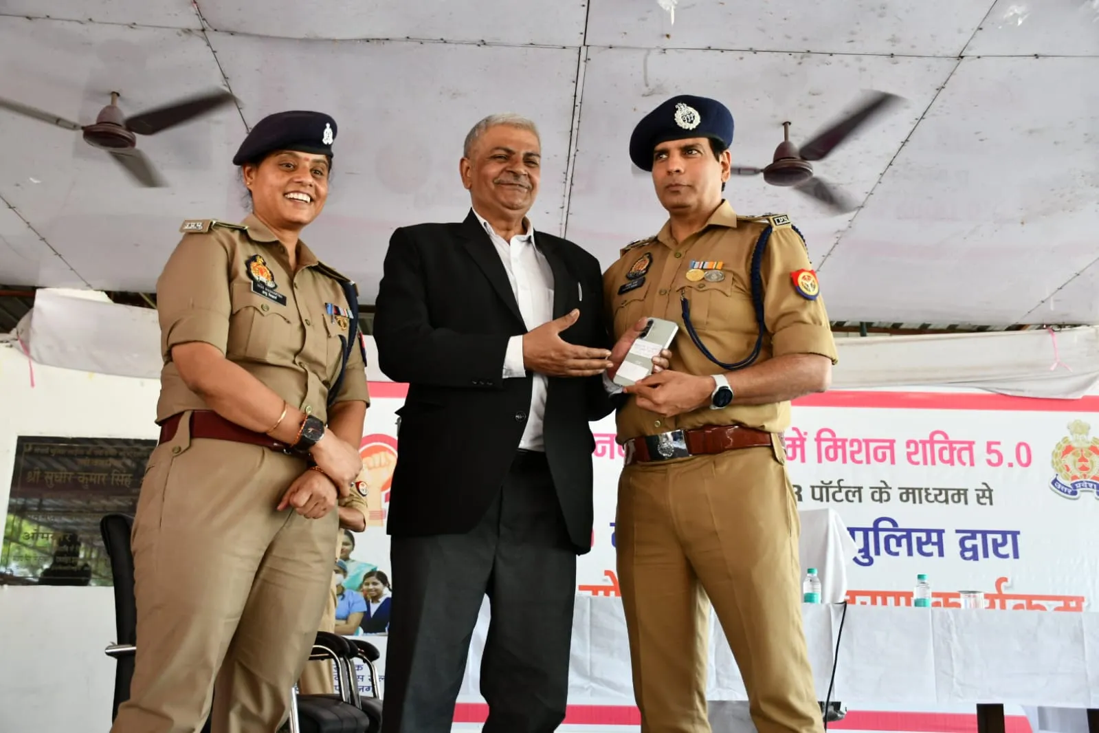 मुजफ्फरनगर पुलिस का सराहनीय कार्य: 28 लाख के 144 मोबाइल बरामद, स्वामियों को लौटाए