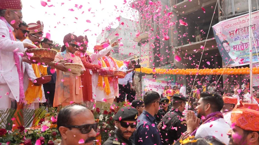 होली के रंग में दिखे योगी आदित्यनाथ, चश्मा लगाकर नृसिंह शोभायात्रा में शामिल हुए, दिया सनातन धर्म का बड़ा संदेश