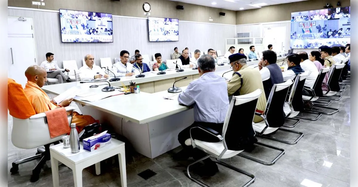 सीएम योगी की चेतावनी:त्योहारों पर माहौल बिगाड़ने वालों की खैर नहीं, अधिकारियों को दिए कड़े निर्देश