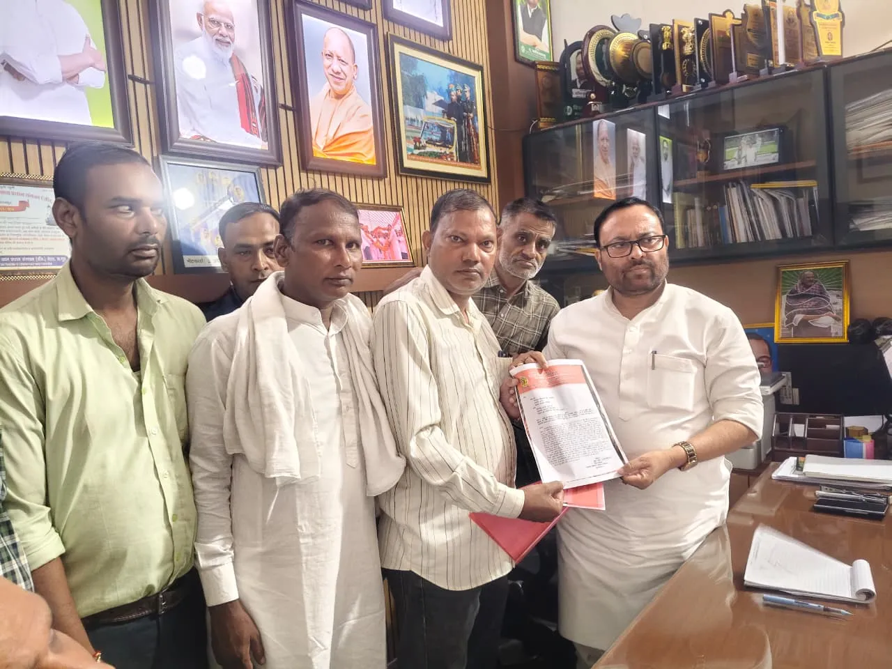 मुजफ्फरनगरः माध्यमिक शिक्षणेत्तर कर्मचारियों ने उठाई कैशलेस इलाज की मांग, कैबिनेट मंत्री को सौंपा ज्ञापन
