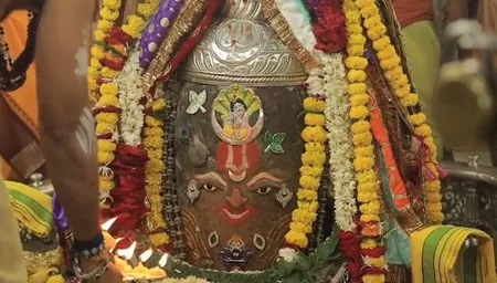 जन्माष्टमी पर कृष्ण रूप में सजे बाबा महाकाल, भस्म आरती में उमड़ा आस्था का सैलाब; ‘जय श्री महाकाल’ से गूंजा मंदिर