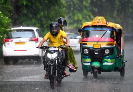 दिल्ली-NCR में बारिश का डबल अटैक! 4-5 सितंबर को येलो अलर्ट, आंधी-बिजली के साथ बरसेंगे बादल; पारा 31°C तक लुढ़कने के आसार
