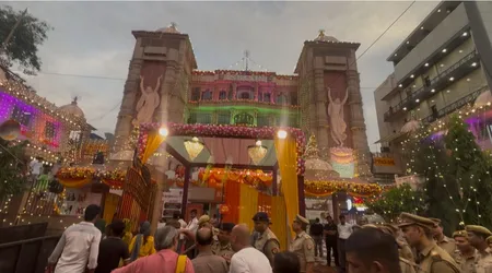 जन्माष्टमी पर भक्ति में डूबा नोएडा का इस्कॉन मंदिर, विदेशों से मंगाए गए कई टन फूलों से हुआ भव्य श्रृंगार