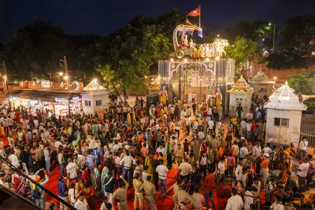 मथुरा में बारिश के बीच श्रीकृष्ण जन्माष्टमी का भव्य जश्न: श्रद्धालुओं का सैलाब, रात 12 बजे होगा महाअभिषेक