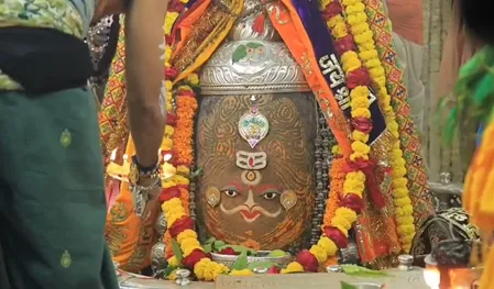 भांग-आभूषणों से सजे बाबा महाकाल! चंदन लेप के बाद हुई भस्म आरती, ‘जय श्री महाकाल’ से गूंजा मंदिर