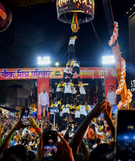 मुंबई के घाटकोपर वेस्ट में सड़क के बीचों-बीच दही-हांडी का मंच बनाने को लेकर विवाद, पुलिस ने नगर निगम से कार्रवाई की अपील की