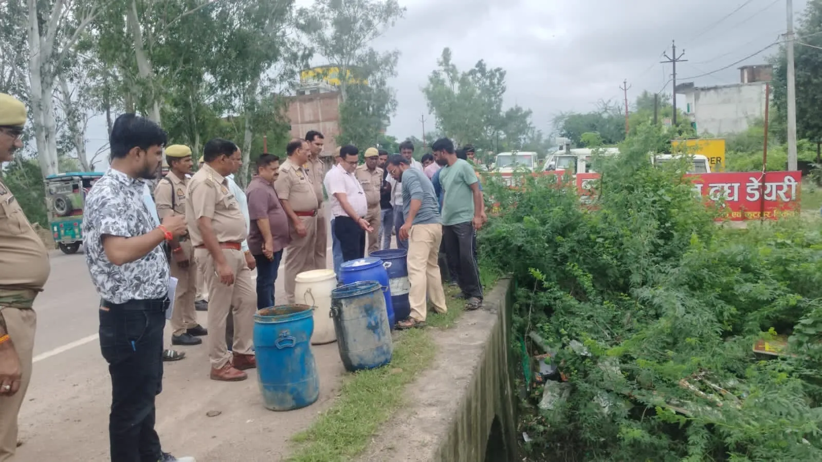 हमीरपुर: एसडीएम के नेतृत्व में खाद्य विभाग ने डेयरी प्रतिष्ठानों में मारा छापा, कई कुंतल खाद्य सामग्री कराई नष्ट
