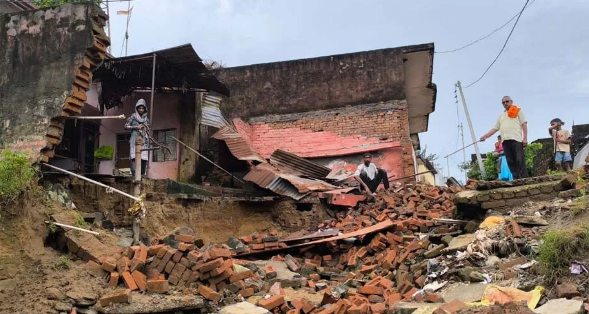 मुजफ्फरनगर: शुकतीर्थ में नाले के तेज बहाव से ढहा मकान, रसोई-शौचालय मलबे में तब्दील, बाल-बाल बचे दो परिवार