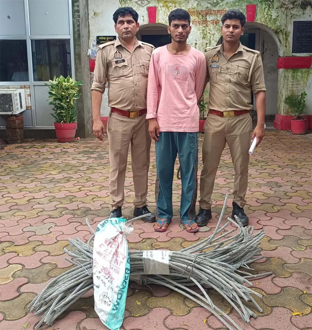 मुजफ्फरनगर: शुक्रताल सोलर प्लांट तार चोरी कांड का खुलासा, पुलिस ने पकडा चोर, 300 मीटर तार बरामद