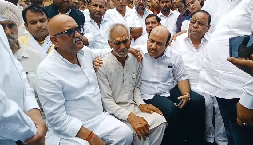 हापुड़ में गौरव त्यागी हत्याकांड: मृतक के परिजनों से मिले कांग्रेस प्रदेश अध्यक्ष अजय राय, बोले- प्रदेश में चल रहा जंगलराज