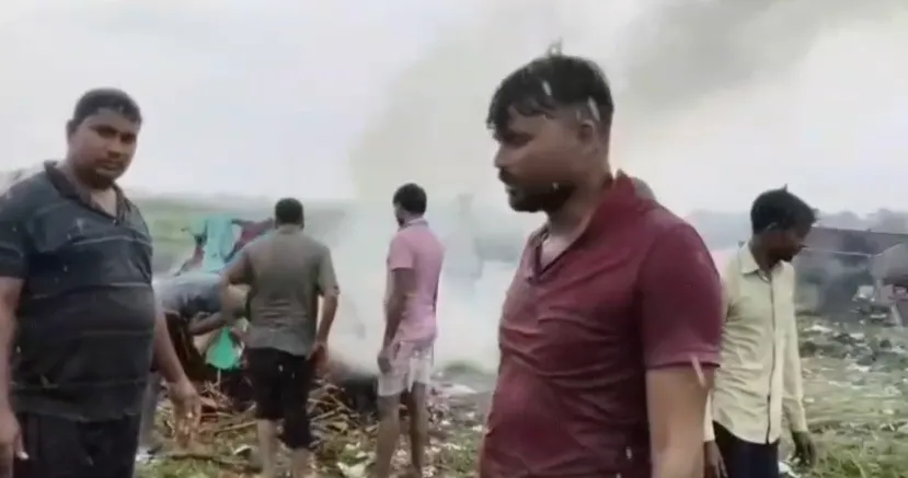  मुजफ्फरनगर में तेज बारिश में जलती रही चिता, भीगते रहे ग्रामीण, श्मशान घाट नहीं होने से खुले में हुआ अंतिम संस्कार