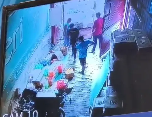 मेरठ में बेवरेज गोदाम के टीनशेड को चीरकर गिरी गोली! चालक के कान के पास से निकली, हाथ छूकर जमीन पर गिरी; बड़ा हादसा टला