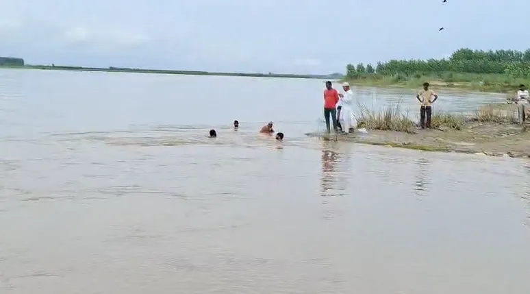 सहारनपुर में यमुना में नहाते समय दो युवक गहरे पानी में बहे, लापता; दौलतपुर घाट पर 6 घंटे से तलाश जारी