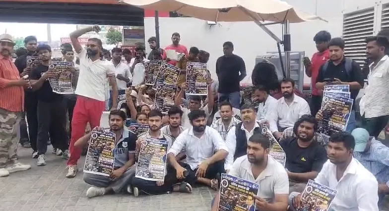 गाजियाबादः संतोष हॉस्पिटल में भर्ती रवि गौतम से मिलने उमड़े समर्थक, पुलिस से नोकझोंक का वीडियो वायरल; झड़प-पथराव के दावों की पुष्टि नहीं