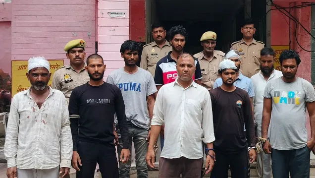 बागपत में युवती से बदसलूकी के आरोप पर दो पक्षों में बवाल, पथराव और फायरिंग; पुलिस पर भी हमला, 38 पर केस और 9 गिरफ्तार