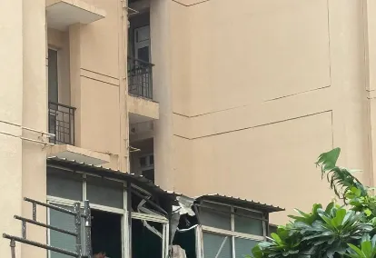 गाजियाबाद में ATS एडवांटेज सोसायटी में दर्दनाक घटना! फ्लैट की बालकनी में अटका मिला 35 वर्षीय युवक, जांच में जुटी पुलिस