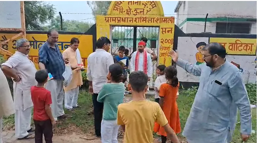 शामली में बंद स्कूल के बाहर सपाइयों की हुंकार! ‘पाठशाला पुकारे’ अभियान में बच्चों को बांटी किताबें-पेंसिल, सरकार पर निशाना