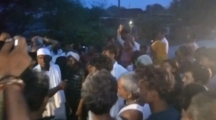 बांदा के पपरेन्दा गांव में बाढ़ से बिगड़े हालात, घरों में चूल्हे न जलने से भूखे-प्यासे ग्रामीणों ने लगाया जाम