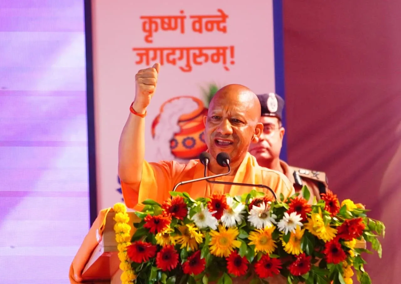 आक्रांता मंदिर तोड़ सकता है, हमारी आस्था नहीं: लखनऊ पुलिस लाइन में श्रीकृष्ण जन्माष्टमी पर बोले सीएम योगी