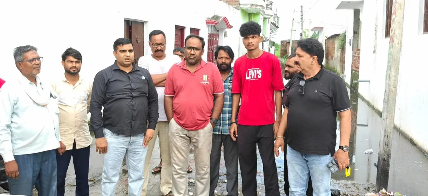 मुजफ्फरनगर के कैथोड़ा गांव में जलभराव से ग्रामीण परेशान, निरीक्षण के बाद अधिकारियों ने दिया जल्द समाधान का आश्वासन