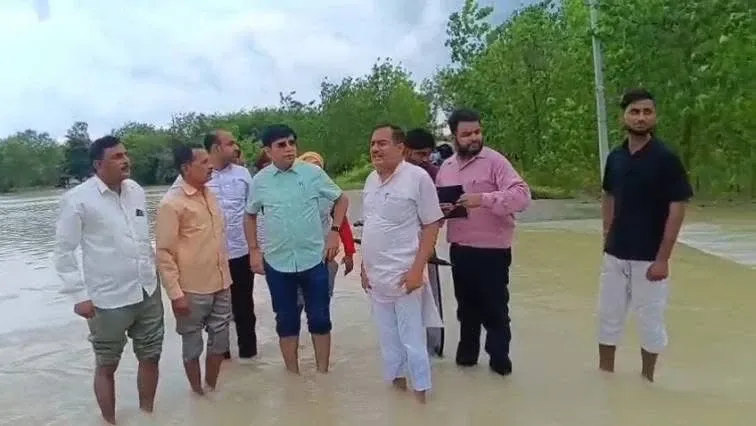 मुरादाबाद में बाढ़ के बीच ग्राउंड जीरो पर उतरे डीएम, कुंदरकी विधायक संग ट्रैक्टर पर बैठकर लिया जायजा