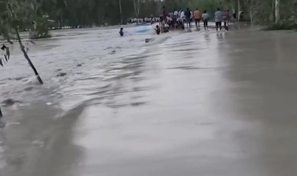 मुरादाबाद में कोसी नदी का जलस्तर बढ़ा, दर्जनभर गांवों में घुसा बाढ़ का पानी, फसलों पर मंडराया संकट