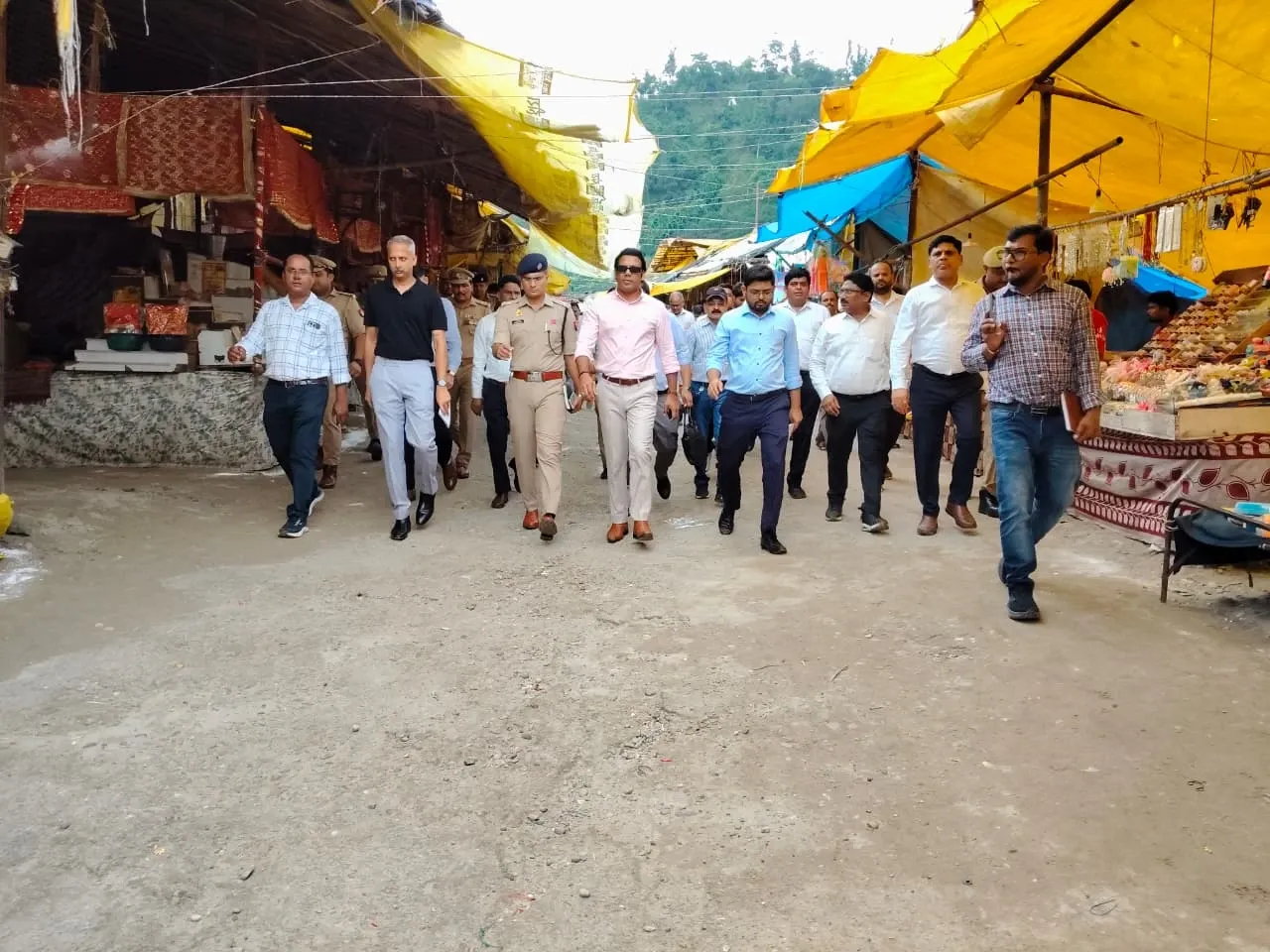 सहारनपुर: शाकम्भरी देवी मंदिर में नवरात्रि मेले की तैयारियां तेज, जिलाधिकारी ने किया निरीक्षण