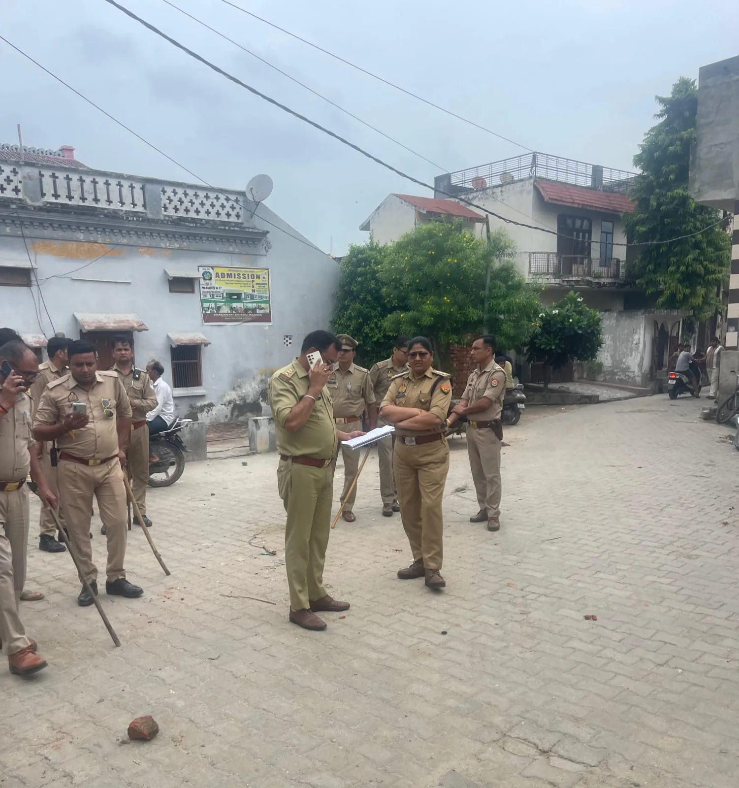 हापुड़ में पुरानी रंजिश पर खूनी खेल! बदनौली गांव में दर्जनों राउंड फायरिंग, महिला समेत 3 को लगी गोली; DIG मौके पर