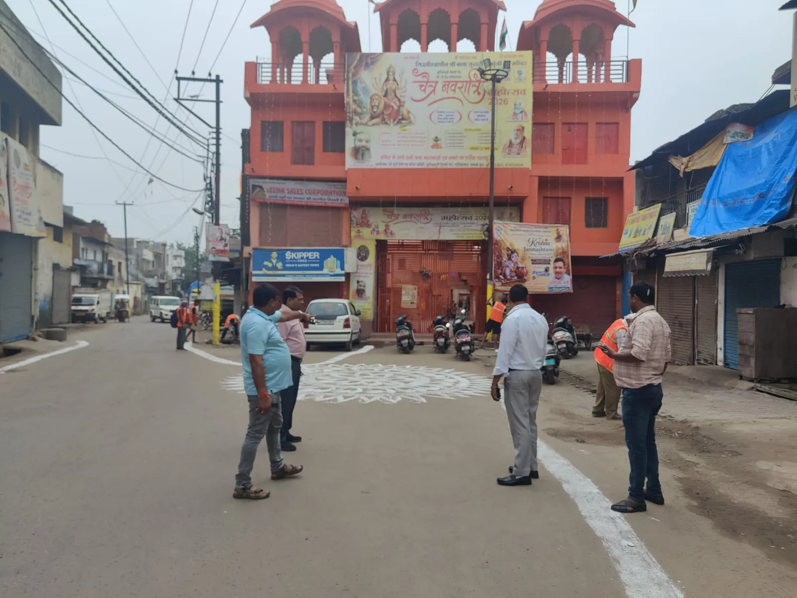 जन्माष्टमी पर गाजियाबाद में स्वच्छता और गौसेवा का संदेश! मंदिरों के बाहर महासफाई, निगम अधिकारियों ने किया गौ पूजन