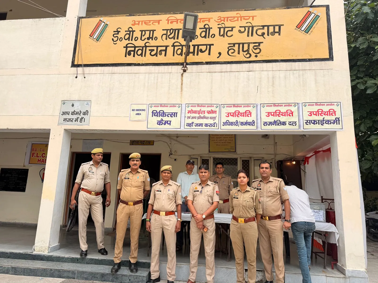 हापुड़ में EVM-VVPAT वेयरहाउस खुला, सियासी दलों की मौजूदगी में हुई FLC की तैयारी; पूरी प्रक्रिया की वीडियोग्राफी