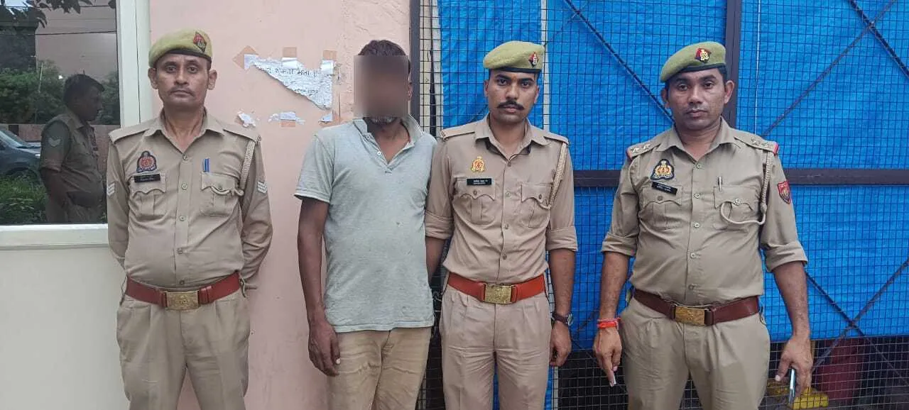बुलंदशहर में शातिर चोर गिरफ्तार! ब्लड टेस्ट मशीन से लेकर ट्यूबवेल स्टार्टर तक बरामद, बाइक भी कब्जे में