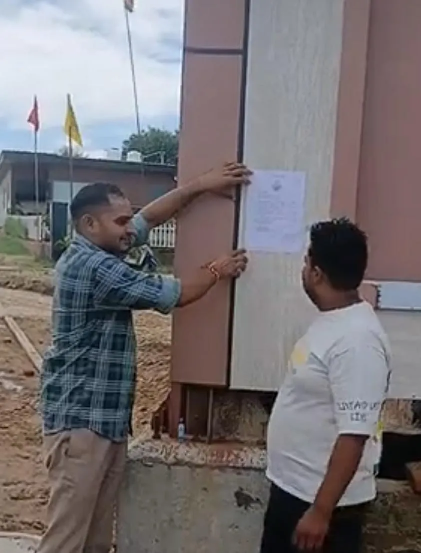 हापुड़ में गढ़मुक्तेश्वर की 'गंगा काउंटी' कॉलोनी पर संकट, वन विभाग ने गेट पर चस्पा किया नोटिस; करोड़ों का निवेश खतरे में