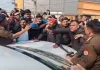 बरेली में हाई-वोल्टेज ड्रामा: बागी PCS अलंकार अग्निहोत्री को पुलिस ने कस्टडी में लिया; गाड़ियों के आगे लेटे समर्थक, लखनऊ लाए गए