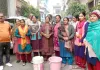 मुज़फ्फरनगर में 'जहर' उगल रहे नल ! संतोष विहार में गंदा पानी पीकर बीमार हो रहे बच्चे, बाल्टियां लेकर सड़क पर उतरी महिलाएं