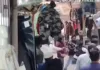 मुजफ्फरनगर: दुकान के बाहर कपड़े टांगने को लेकर भिड़े दो पक्ष, बाजार में सरेराह चले लात-घूंसे