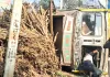 सहारनपुर में गंगोह बाईपास पर ओवरलोड गन्ना ट्रक पलटा, टायर फटने से हादसा