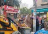 नोएडा: सड़क किनारे और फुटपाथों से अवैध अतिक्रमण हटाने का अभियान जारी