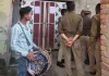 मुजफ्फरनगर में 120 करोड़ की ठगी, कंपनी की फरार संचालिका के घर पुलिस ने ढोल-नगाड़ों के साथ चस्पा किया कुर्की नोटिस