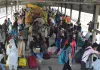 होली पर ट्रेनों-बसों में भारी भीड़, यात्रियों को खड़े होकर करना पड़ रहा सफर