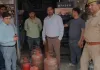 गाजियाबाद: घरेलू गैस की कालाबाजारी पर प्रशासन का प्रहार, एसडीएम और डीएसओ ने की छापेमारी