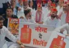 मेरठ: गैस सिलेंडर की किल्लत पर भड़की सपा, विधायक अतुल प्रधान के नेतृत्व में डीएम कार्यालय का घेराव